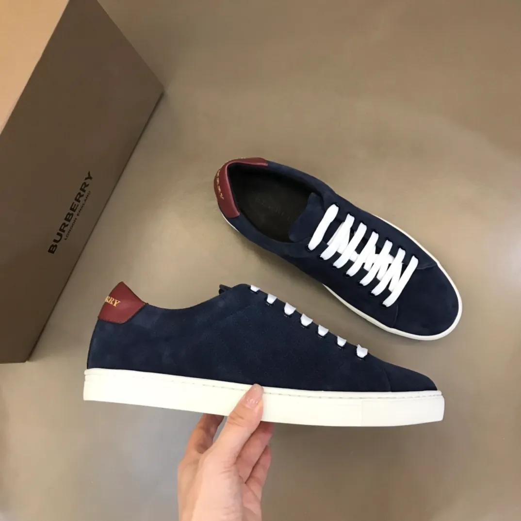 ¥380 B’s men’s classic low-top sneakers are reinterpreted in Vintage plaid cotton and cowhide materials, decorated with a new brand logo. First-layer cowhide lining, heel decorated with Burberry lettering embossed logo, original outsole 38-45